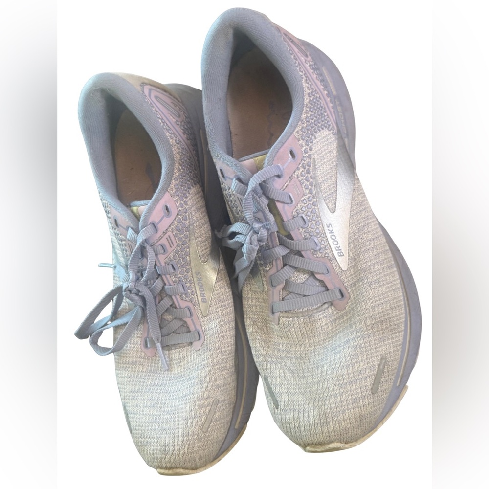 Brooks Women's Light Gray Athletic Shoes